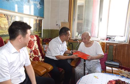 覃振華、賴海標(biāo)國(guó)慶節(jié)前慰問離休老干部