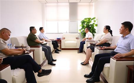 覃振華與柳北區(qū)委書記、區(qū)長石中華舉行工作會(huì)談