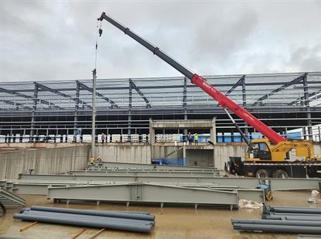 【奮戰(zhàn)三季度 打贏攻堅戰(zhàn)】冶建第四分公司內(nèi)蒙古項目2#冷庫鋼結(jié)構(gòu)首吊成功！